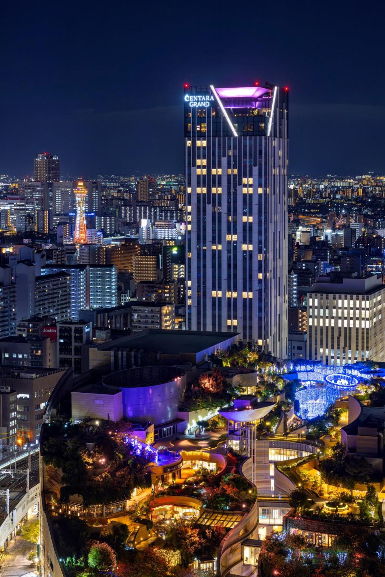 Centara Grand Hotel أوساكا المظهر الخارجي الصورة The hotel at night
